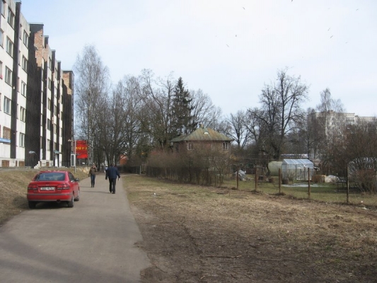 Pārdod zemi, Akāciju iela - Attēls 1