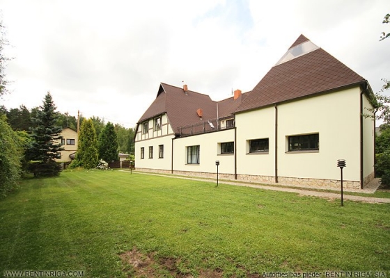 Pārdod māju, Viršu iela - Attēls 1
