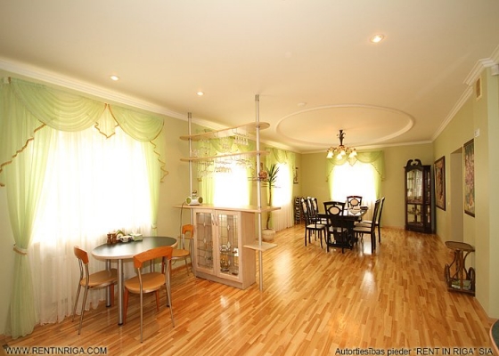 Pārdod māju, Viršu iela - Attēls 1