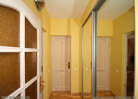 Pārdod māju, Viršu iela - Attēls 1