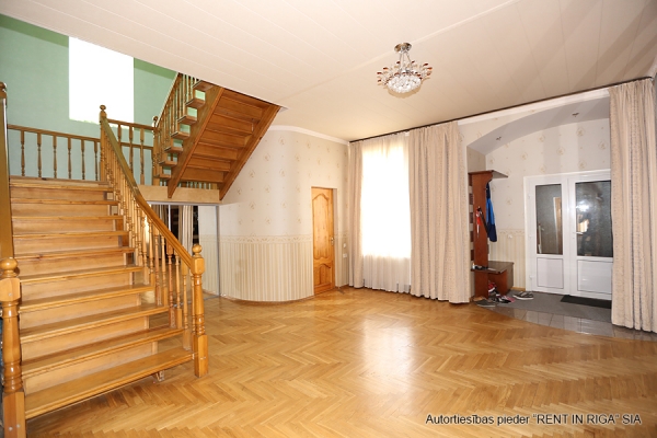 Pārdod māju, Saites iela - Attēls 1