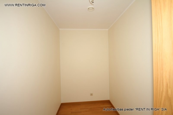 Pārdod dzīvokli, Jaunlazdu iela 12 - Attēls 1