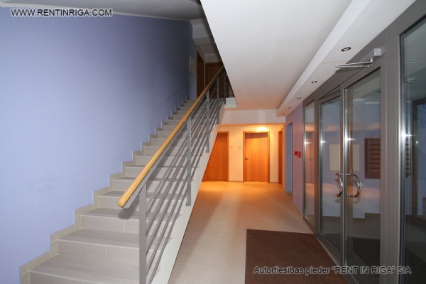 Pārdod dzīvokli, Jaunlazdu iela 12 - Attēls 1