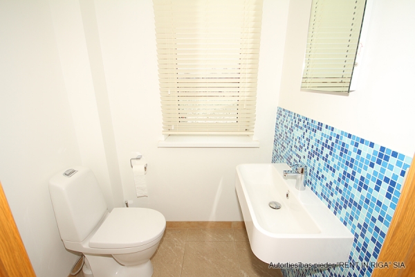 Izīrē māju, Veczariņu iela - Attēls 1