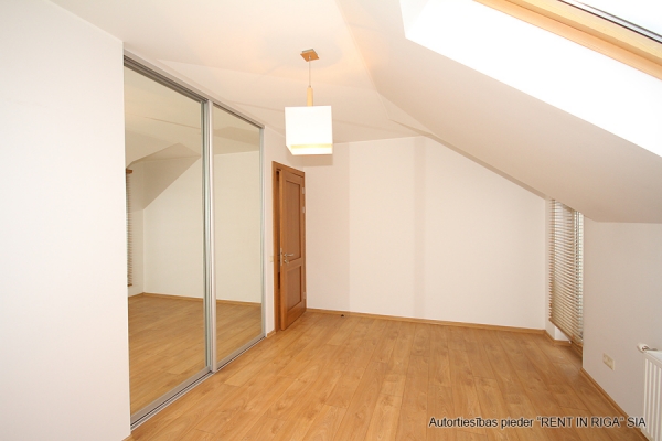 Izīrē māju, Veczariņu iela - Attēls 1