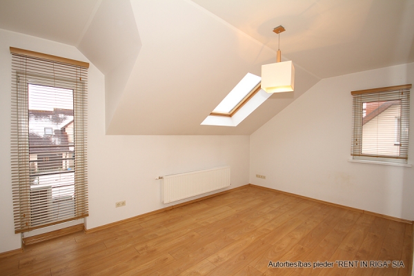 Izīrē māju, Veczariņu iela - Attēls 1