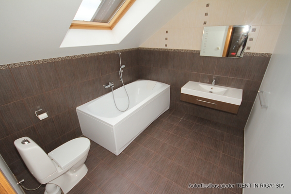 Izīrē māju, Veczariņu iela - Attēls 1