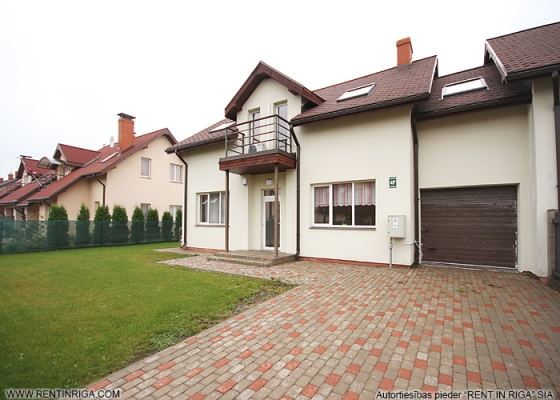 Izīrē māju, Veczariņu iela - Attēls 1