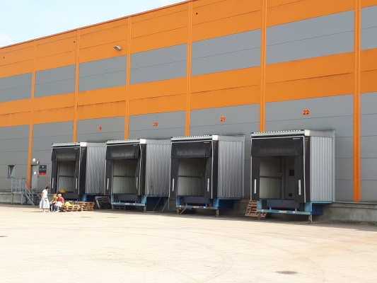 Iznomā noliktavu, Dominante iela - Attēls 1