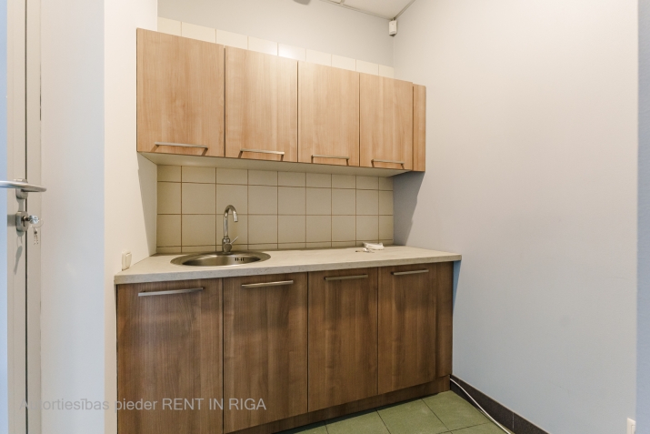 Sludinājumi. Iznomā biroju sakoptā namīpašumā (biroju ēkā) Audēju ielā 8.   Birojs sastāv no priekštelpas, Cena: 476 EUR/mēn Foto #9