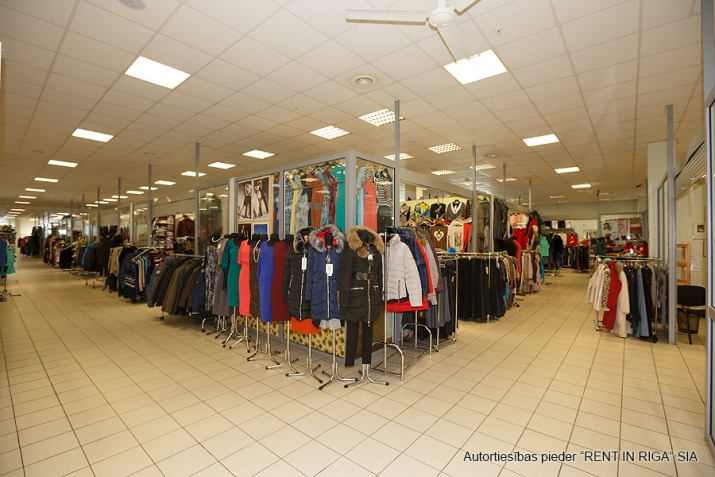 Объявление. Tiek iznomātas lieliskas tirdzniecības telpas T/C \'Sahāra\'  Atrodas ēkas 2. stāvā, ir kravas lifts Цена: 330 EUR/мес. Foto #1