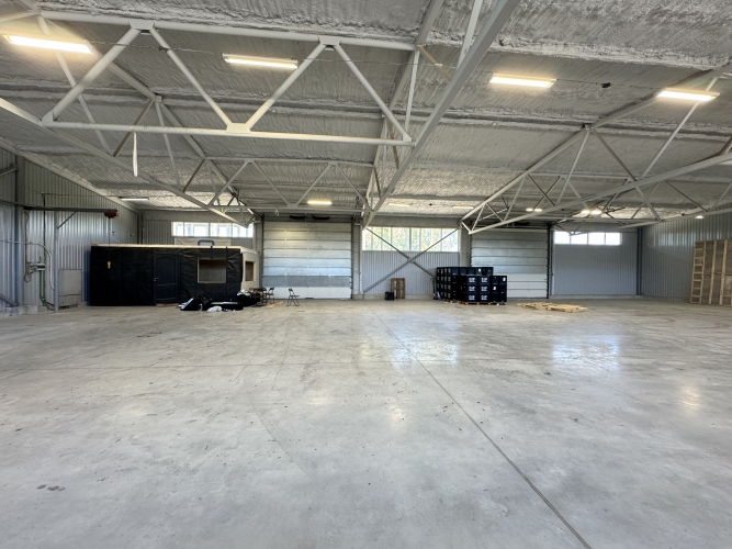 Sludinājumi. Iznomājam neapkurināmas ražošanas/noliktavas telpas Ķekavā.  Atsevišķi stāvošs siltināts angārs ar Cena: 2475 EUR/mēn Foto #1