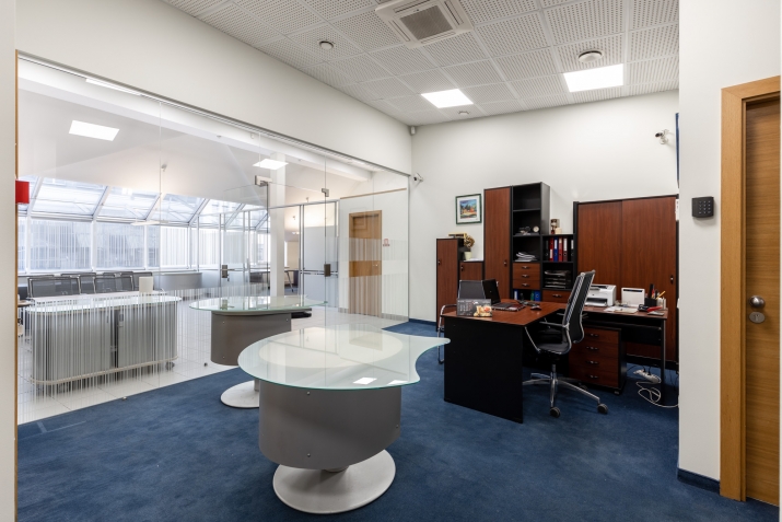 Объявление. Iznomājam biroja telpas centrā, pretī \'Bērnu pasaulei\'.  Plānojums: 1 atvērta tipa zāle ar logiem Цена: 840 EUR/мес. Foto #6