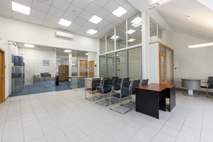 Объявление. Iznomājam biroja telpas centrā, pretī \'Bērnu pasaulei\'.  Plānojums: 1 atvērta tipa zāle ar logiem Цена: 840 EUR/мес. Foto #4