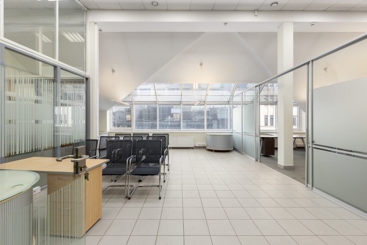 Объявление. Iznomājam biroja telpas centrā, pretī \'Bērnu pasaulei\'.  Plānojums: 1 atvērta tipa zāle ar logiem Цена: 840 EUR/мес. Foto #1