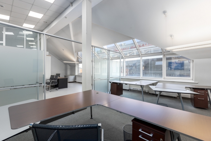 Объявление. Iznomājam biroja telpas centrā, pretī \'Bērnu pasaulei\'.  Plānojums: 1 atvērta tipa zāle ar logiem Цена: 840 EUR/мес. Foto #3