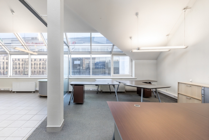 Объявление. Iznomājam biroja telpas centrā, pretī \'Bērnu pasaulei\'.  Plānojums: 1 atvērta tipa zāle ar logiem Цена: 840 EUR/мес. Foto #2