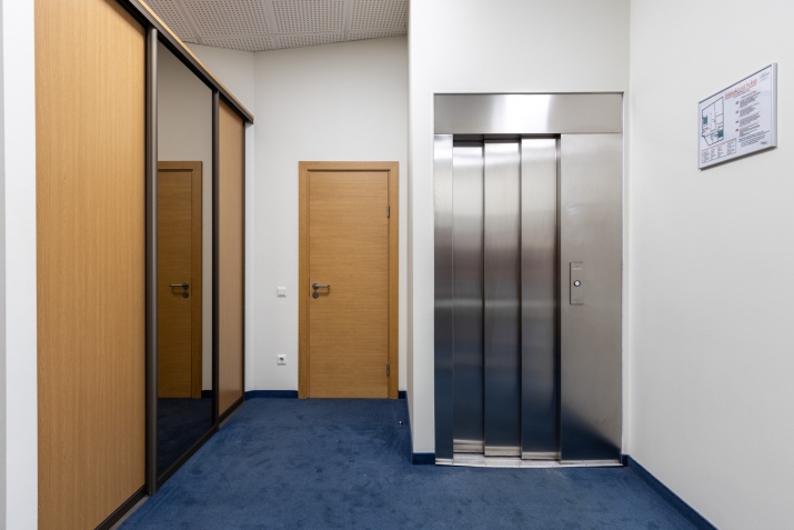 Объявление. Iznomājam biroja telpas centrā, pretī \'Bērnu pasaulei\'.  Plānojums: 1 atvērta tipa zāle ar logiem Цена: 840 EUR/мес. Foto #7