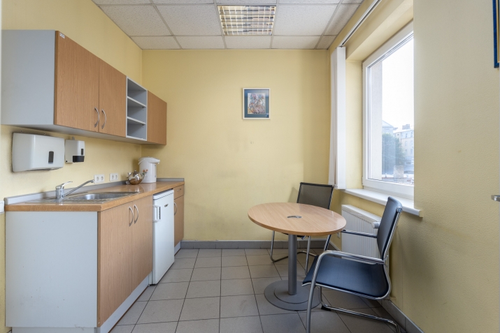 Объявление. Iznomājam biroja telpas centrā, pretī \'Bērnu pasaulei\'.  Plānojums: 1 atvērta tipa zāle ar logiem Цена: 840 EUR/мес. Foto #8