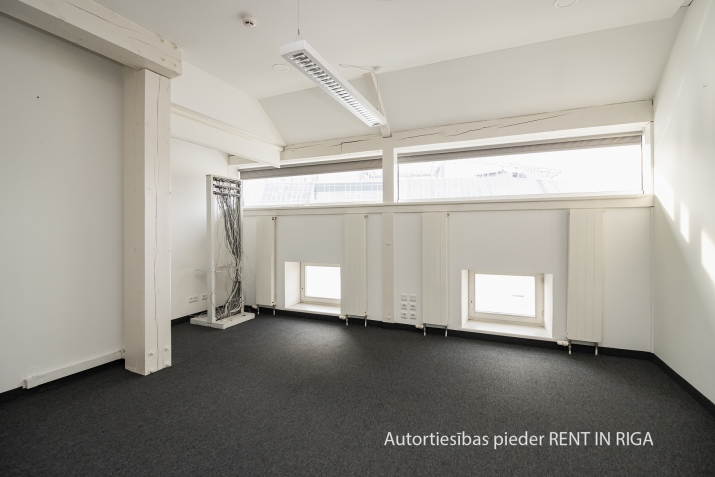Sludinājumi. Birojs pie Vecrīgas.  + Birojs izvietots 5. un 6. stāvos. + 5. stāvs sastāv no atvērtas telpas, 6 Cena: 4633 EUR/mēn Foto #4