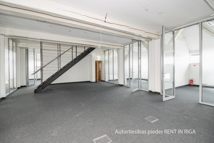 Sludinājumi. Birojs pie Vecrīgas.  + Birojs izvietots 5. un 6. stāvos. + 5. stāvs sastāv no atvērtas telpas, 6 Cena: 4633 EUR/mēn Foto #3