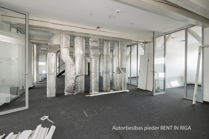 Sludinājumi. Birojs pie Vecrīgas.  + Birojs izvietots 5. un 6. stāvos. + 5. stāvs sastāv no atvērtas telpas, 6 Cena: 4633 EUR/mēn Foto #2