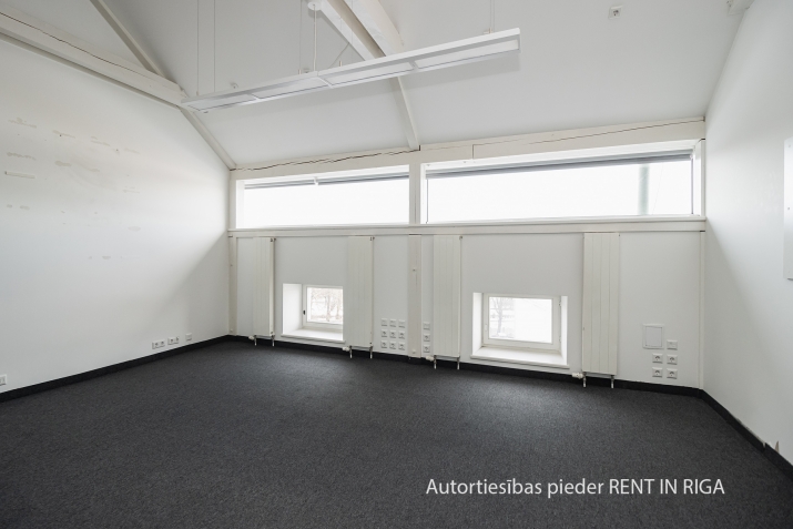Sludinājumi. Birojs pie Vecrīgas.  + Birojs izvietots 5. un 6. stāvos. + 5. stāvs sastāv no atvērtas telpas, 6 Cena: 4633 EUR/mēn Foto #5