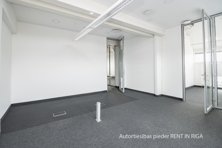 Sludinājumi. Birojs pie Vecrīgas.  + Birojs izvietots 5. un 6. stāvos. + 5. stāvs sastāv no atvērtas telpas, 6 Cena: 4633 EUR/mēn Foto #8