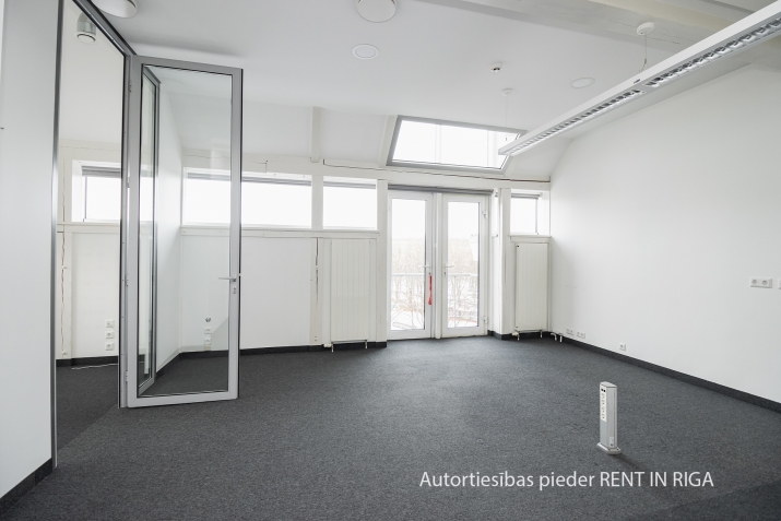 Sludinājumi. Birojs pie Vecrīgas.  + Birojs izvietots 5. un 6. stāvos. + 5. stāvs sastāv no atvērtas telpas, 6 Cena: 4633 EUR/mēn Foto #9