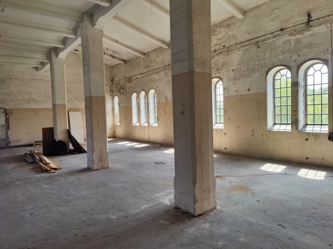 Объявление. Просторный зал с высокими потолками в историческом здании. Возможно создание уникального \'открытого Цена: 960 EUR/мес. Foto #4