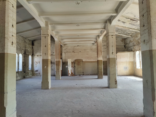 Объявление. Просторный зал с высокими потолками в историческом здании. Возможно создание уникального \'открытого Цена: 960 EUR/мес. Foto #3