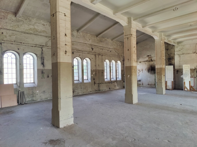 Объявление. Просторный зал с высокими потолками в историческом здании. Возможно создание уникального \'открытого Цена: 960 EUR/мес. Foto #2