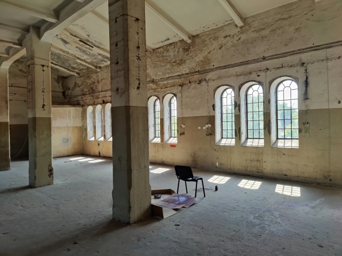 Объявление. Просторный зал с высокими потолками в историческом здании. Возможно создание уникального \'открытого Цена: 960 EUR/мес. Foto #1