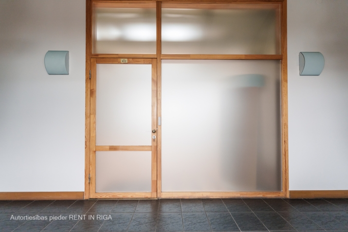 Объявление. Iznomā modernu biroju ar saglabātu koka bēniņu arhitektūru. Tā plānojums ir viena atvērta tipa Цена: 735 EUR/мес. Foto #5