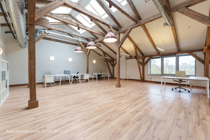 Объявление. Iznomā modernu biroju ar saglabātu koka bēniņu arhitektūru. Tā plānojums ir viena atvērta tipa Цена: 735 EUR/мес. Foto #1