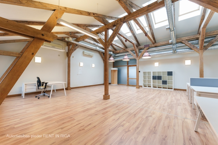 Объявление. Iznomā modernu biroju ar saglabātu koka bēniņu arhitektūru. Tā plānojums ir viena atvērta tipa Цена: 735 EUR/мес. Foto #3