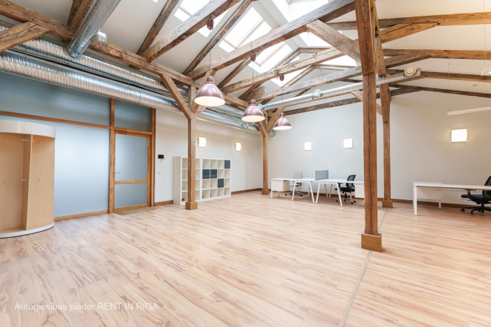 Объявление. Iznomā modernu biroju ar saglabātu koka bēniņu arhitektūru. Tā plānojums ir viena atvērta tipa Цена: 735 EUR/мес. Foto #4