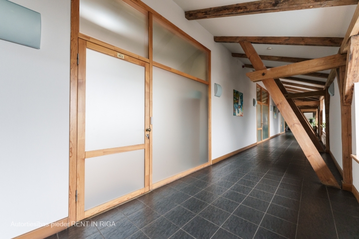 Объявление. Iznomā modernu biroju ar saglabātu koka bēniņu arhitektūru. Tā plānojums ir viena atvērta tipa Цена: 735 EUR/мес. Foto #6