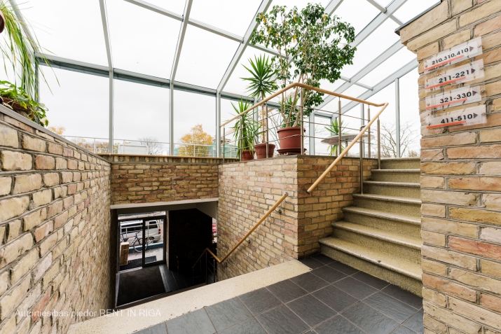 Объявление. Iznomā modernu biroju ar saglabātu koka bēniņu arhitektūru. Tā plānojums ir viena atvērta tipa Цена: 735 EUR/мес. Foto #9