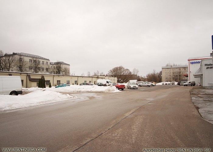 Sludinājumi. Iznomā asfaltētu teritoriju Ganību dambī netālu no P.Brieža ielas.  Zeme atrodas biznesa centra Cena: 3000 EUR/mēn Foto #1