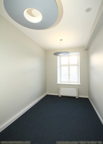 Sludinājumi. Iznomā gaišas biroja telpas centrā, Tērbatas un Dzirnavu ielu rajonā. Birojs atrodas ēkas 2. stāvā, Cena: 1248 EUR/mēn Foto #6