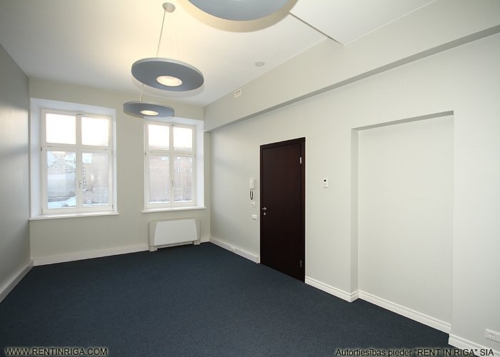 Sludinājumi. Iznomā gaišas biroja telpas centrā, Tērbatas un Dzirnavu ielu rajonā. Birojs atrodas ēkas 2. stāvā, Cena: 1248 EUR/mēn Foto #8