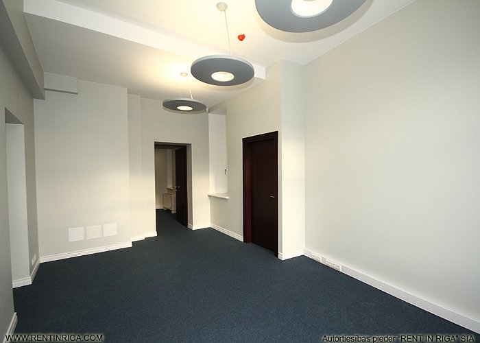 Sludinājumi. Iznomā gaišas biroja telpas centrā, Tērbatas un Dzirnavu ielu rajonā. Birojs atrodas ēkas 2. stāvā, Cena: 1248 EUR/mēn Foto #9
