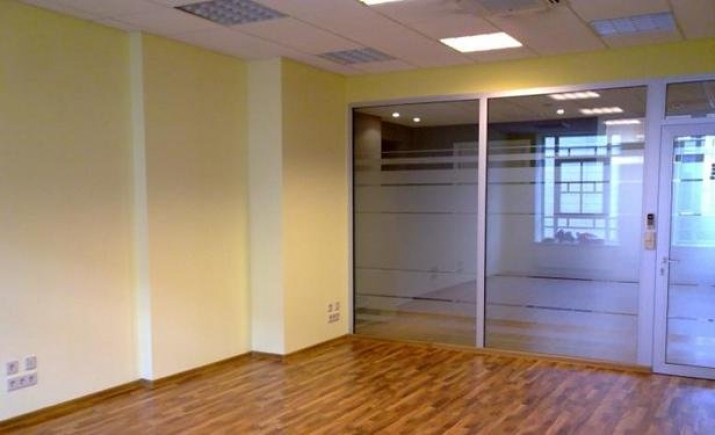 Sludinājumi. Tiek iznomāts kvalitatīvs birojs ar kopīgo platību 38 kvadrātmetri, pilsētas centrā pretī viesnīcai Cena: 456 EUR/mēn Foto #4