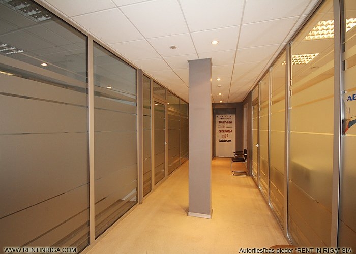 Sludinājumi. Tiek iznomāts kvalitatīvs birojs ar kopīgo platību 38 kvadrātmetri, pilsētas centrā pretī viesnīcai Cena: 456 EUR/mēn Foto #2