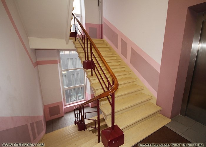 Sludinājumi. Tiek iznomāts kvalitatīvs birojs ar kopīgo platību 38 kvadrātmetri, pilsētas centrā pretī viesnīcai Cena: 456 EUR/mēn Foto #3