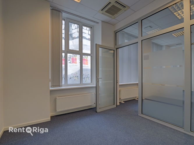 Объявление. Tiek iznomātas kvalitatīvas biroja telpas ar kopīgo platību 755,10 kvadrātmetri, pilsētas centrā Цена: 7551 EUR/мес. Foto #2