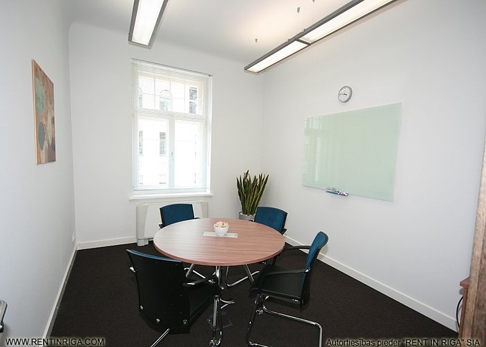 Sludinājumi. Piedāvājam nomāt birojus vēsturiski renovētā ēkā Tērbatas un Dzirnavu ielu krustojumā. Pilnībā Cena: 1393 EUR/mēn Foto #8