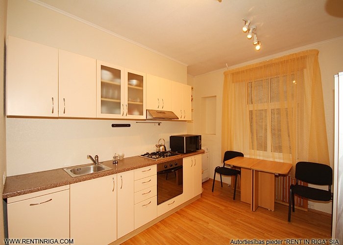 Sludinājumi. Divu guļamistabu dzīvoklis ar plašu dzīvojamo istabu, virtuvi un diviem sanmezgliem (ir vanna un Cena: 900 EUR/mēn Foto #1