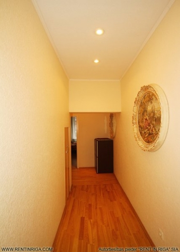 Sludinājumi. Divu guļamistabu dzīvoklis ar plašu dzīvojamo istabu, virtuvi un diviem sanmezgliem (ir vanna un Cena: 900 EUR/mēn Foto #3